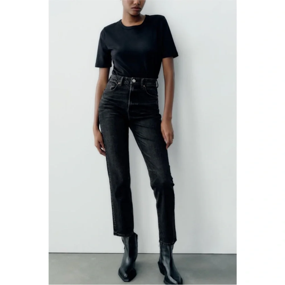 Zara Mom Fit High Rise / high waist Jeans in faded effect Black color - Picture 1 of 7